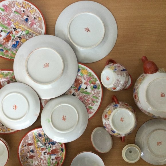 18pcs Vintage Japanese porcelain geisha teapot, creamer, bowl, cups, plates - Picture 9 of 11
